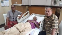 Nyak Sandang bersiap untuk menjalani operasi katarak.