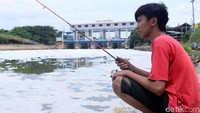 Ada juga yang memakai alat pancing.