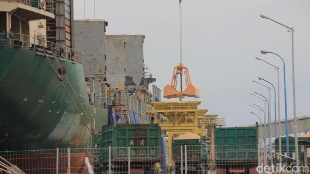 Kedelai impor ini tetap diperiksa oleh petugas bea cukai dan karantina