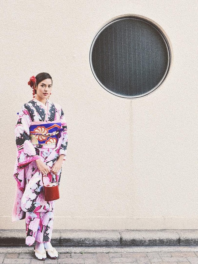 Memakai kimono motif bunga, Raisa terlihat cantik dan anggun. Foto: Instagram/@raisa6690