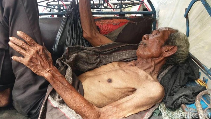Asnan, tukang becak di Surabaya, ditemukan dalam kondisi sakit. Di jok becaknya, ada uang Rp 49 juta.