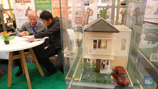 Para agen penjual rumah tengah menawarkan rumah tinggal pada pameran Properti di sebuah Mall kawasan Jakarta, Sabtu (24/3/2018). Ketua Umum DPP REI Soelaeman Soemawinata mengatakan, pada tahun 2018 pihaknya menargetkan bisa membangun 236.261 unit rumah Masyarakat Berpenghasilan Rendah (MBR).