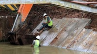 Pemasangan lining tersebut bertujuan untuk mencegah terjadinya abrasi, erosi, dan longsor di tepi sungai Kalimalang.