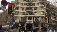 Kalau ini Casa Milla. Tak ada sudut dan jendela yang simetris. Casa Milla seolah menentang pakem gedung-gedung di Barcelona (Femi Diah/detikTravel)