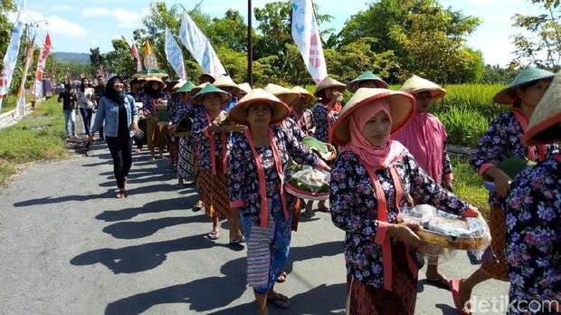 Ratusan warga ikut dalam festival budaya ini