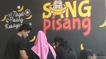 Jualan Sang Pisang di Surabaya, Ini 8 Pose Kaesang Layani Pembeli