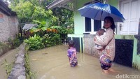 Sungai meluap karena hujan deras dan terjadi pendangkalan.