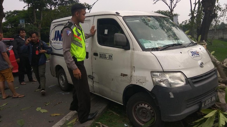 Lokasi Mobil Tabrak Pohon Kamboja Dikenal Angker, Ini 