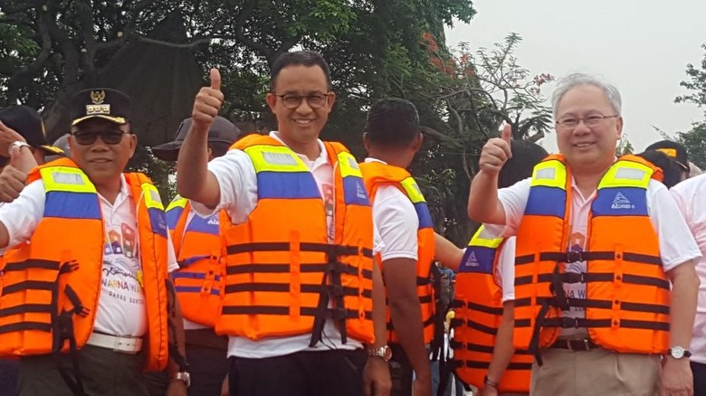 Anies Naik Perahu Karet Tinjau Kampung Warna Warni di Sunter Anies Naik Perahu Karet Tinjau Kampung Warna Warni di Sunter