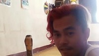 Begini saat Edy selfie bareng ular kobra. Hii... (Foto: Facebook Edy Putra Kelana)