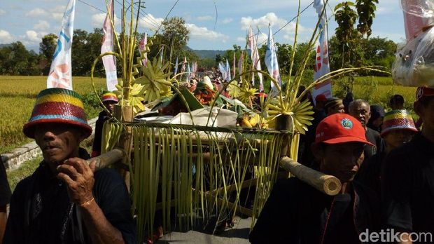 hasil bumi diarak