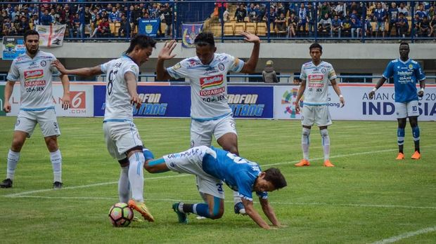 Laga Arema vs Persib dalam posisi sama kuat 2-2 saat dihentikan wasit.