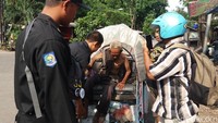 Oleh warga dan petugas, dia dievakuasi ke RSUD Dr Soetomo saat itu juga. (Foto: Istimewa)