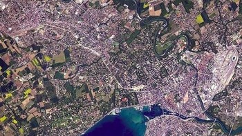 Ini penampilan Jenewa, Swiss dari luar angkasa. Foto: Instagram @thom_astro