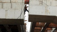 Proyek pembangunan Tol Becakayu, Jakarta, Sabtu (24/03/2018), kembali berdenyut dimana sejumlah pekerja sudah nampak mulai beraktivitas untuk melakukan pekerjaan.