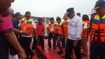 Potret Anies Ngecat Kampung dan Tebar Ikan di Danau Sunter