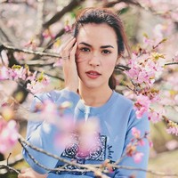 Raisa juga sempat berfoto di antara bunga sakura. Memakai sweater biru muda, wajahnya dipercantik dengan riasan natural serta tatanan rambut yang simpel. Foto: Instagram/@raisa6690