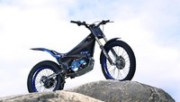 Motor digunakan melompat-lompat di batu serta tebing curam (climbing dan downhill). Ketika digunakan, ridernya cenderung berdiri untuk menaklukkan medan ekstrem. Foto: Dok. Yamaha