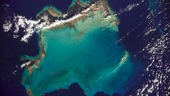 Birunya Pulau Turks dan Caicos. Foto: Instagram @thom_astro