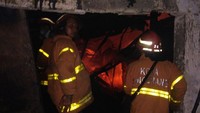 Mengingat bahan tersebut mudah terbakar, seketika api langsung membesar. Seluruh pabrik produksi ludes terbakar, kata Eliantoro lewat keterangannya. (Foto: Dok. BPBD Tangerang)