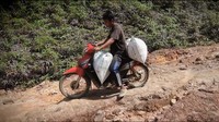 Kondisi makin berat manakala pengendara motor melewati jalan tersebut sambil membawa barang.Foto: Dok. Facebook Presiden Jokowi/Instagram PUPR.