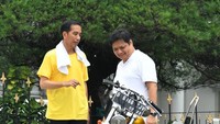 Saat keduanya berbincang tentang motor Chopper emas milik Jokowi.