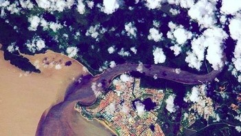 melalui akun Instagramnya @thom_astro, Thomas rutin memposting penampakan Bumi dari luar angkasa. Ini adalah saat peluncuran Ariane 5 dari Kourou, Guiana, Prancis pada September 2017. Foto: Instagram @thom_astro