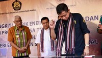 Menteri ESDM Ignasius Jonan menjelaskan, untuk mencapai rasio elektrifikasi tersebut dibutuhkan bantuan dari pemerintah setempat untuk pengurusan izin dalam waktu singkat. Pool/Kementerian ESDM.