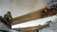 Sebelumnya bebrapa waktu lalu, proyek tol ini dihentikan karena jatuhnya tiang tol layang ini.