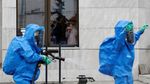 Cara Mandi Polisi Berkostum Khusus Usai Periksa Zat Misterius