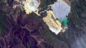 Tercatat sudah lebih dari 484 ribu orang mengikutinya. Jika mengamati komentar-komentar yang menghiasi setiap postingan, para followernya sangat dimanjakan dengan foto-foto yang dipostingnya. Ini adalah Gunung Sredna Gora di Bulgaria. Foto: Instagram @thom_astro