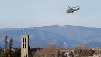 Sebuah helikopter militer terbang di atas desa Trebes setelah situasi penyanderaan di supermarket (Foto: REUTERS/Jean-Paul Pelissier)