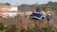 Sebuah helikopter gendarmerie terbang di atas desa Trebes setelah situasi penyanderaan di supermarket. Helikopter ini merupakan milik pasukan khusus Prancis. (Foto: REUTERS/Jean-Paul Pelissier)
