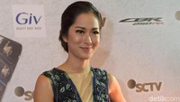 Dress biru sedikit bernuansa etnik makin menunjang penampilan istri dari Iedil Putra itu yang memukau. Foto: Prisia Nasution / NOEL