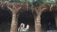 Park Guell menjadi peninggalan Gaudi yang wajib disinggahi. Taman dengan ikon kadal dari mozaik keramik ini benar-benar menjadi salah satu landmark Barcelona (Femi Diah/detikTravel)