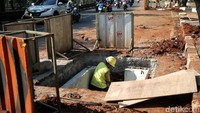 Pagar seng dipasang di lokasi proyek.