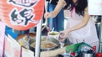 Siapa sangka, wanita cantik ini adalah penjual mie gerobakan yang sering mangkal di Wenhua Road, Chiayi, Taiwan. Wajahnya yang imut dan seksi membuatnya banyak dilirik oleh pelanggan. Foto: Istimewa