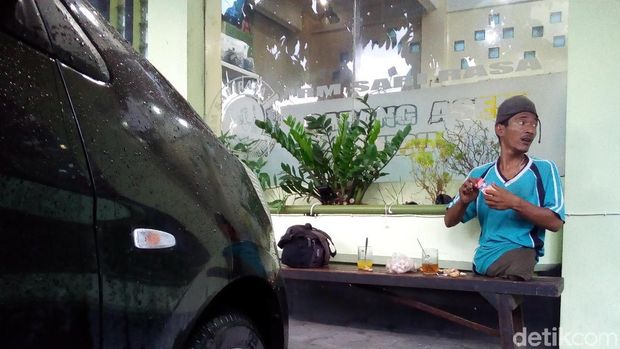 Bupati Janji Bantu Agus, Tukang Parkir Tak Punya Kaki di Kudus
