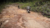 Jalan penghubung tak memadai, kendaraan berkubang dengan lumpur, jarak yang singkat harus ditempuh lama. Bahkan, ada yang berbatu-batu sehingga pengendara motor butuh perjuangan untuk melewati.Foto: Dok. Facebook Presiden Jokowi/Instagram PUPR