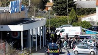 Seorang pria bersenjata yang mengaku terkait militan Islamic State of Iraq and Syria (ISIS) menyandera sejumlah orang di sebuah supermarket di Prancis. (Foto: REUTERS/Jean-Paul Pelissier)