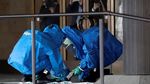 Cara Mandi Polisi Berkostum Khusus Usai Periksa Zat Misterius