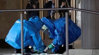 Unit polisis khusus ini mendapatkan aduan ada seseorang yang menuangkan zat kimia misterius di gedung parlemen. Foto: REUTERS/David W Cerny