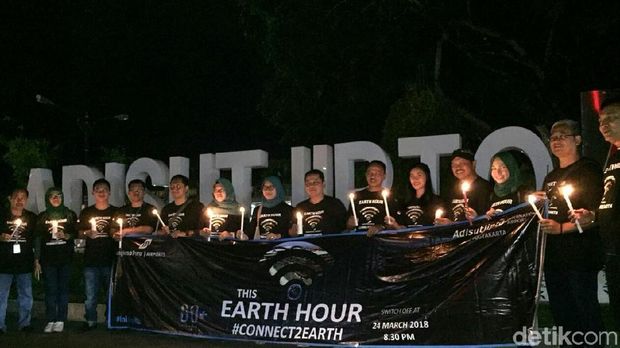 Kampanye Earth Hour di Bandara Adisutjipto Yogyakarta. 
