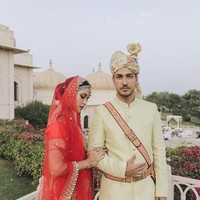 Saree berwarna merah membuat penampilan Raisa semakin cantik dan segar. Foto: Instagram/@sweet.escape