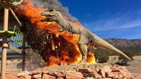 Penampakan saat replika T-Rex dilalap api.