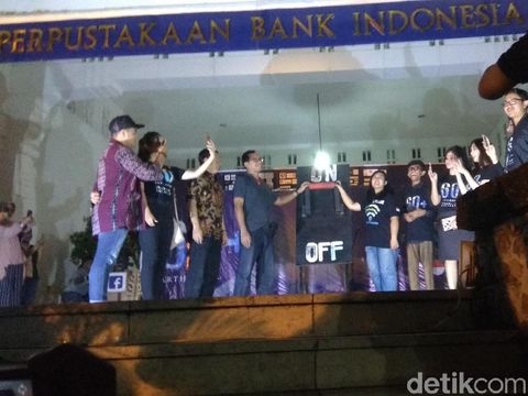 Earth Hour di Surabaya: Formasi Angka hingga Kampanye Flora Fauna