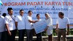Pakai Topi Petani, Rini Cangkul Tanah di Klaten