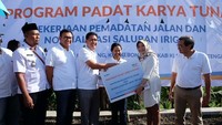 Dalam kunjungannya kali ini, Menteri Rini didampingi jajaran direksi BUMN, serta Bupati Klaten Yani Sunarno. Pool/Humas Kementerian BUMN.