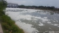 detikcom memantau lokasi, Sabtu (24/3/2018) pukul 12.50 WIB. Busa tebal nampak masih memenuhi aliran air sungai di dekat pintu air weir 3 ini hingga ujung BKT Marunda.