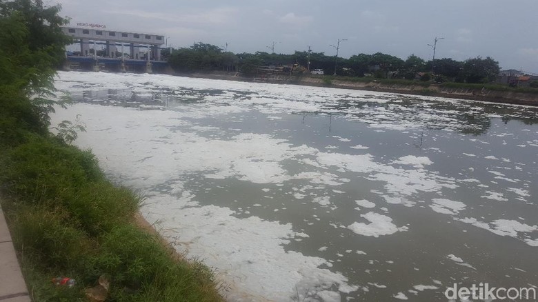 Lautan Busa Limbah Detergen Masih Penuhi Kali BKT Marunda